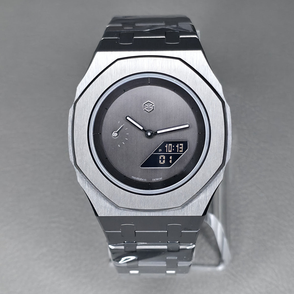 MLC 565 — Sig 38, silver case, black dial, steel bracelet (studio photo)