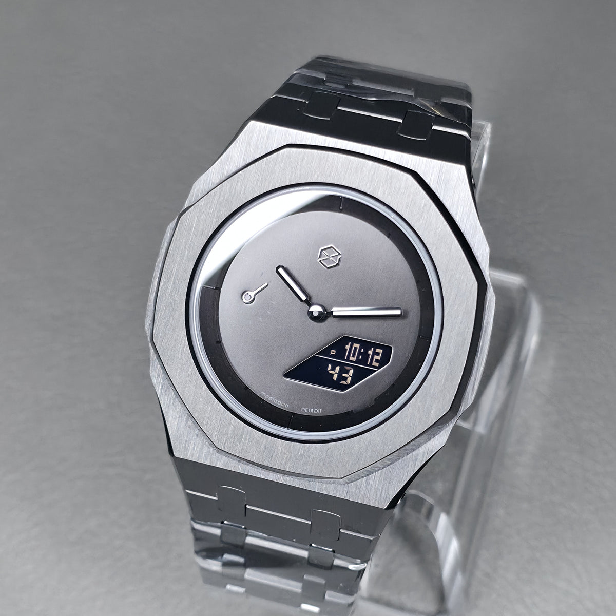 MLC 565 — angled view, brushed bezel and steel bracelet