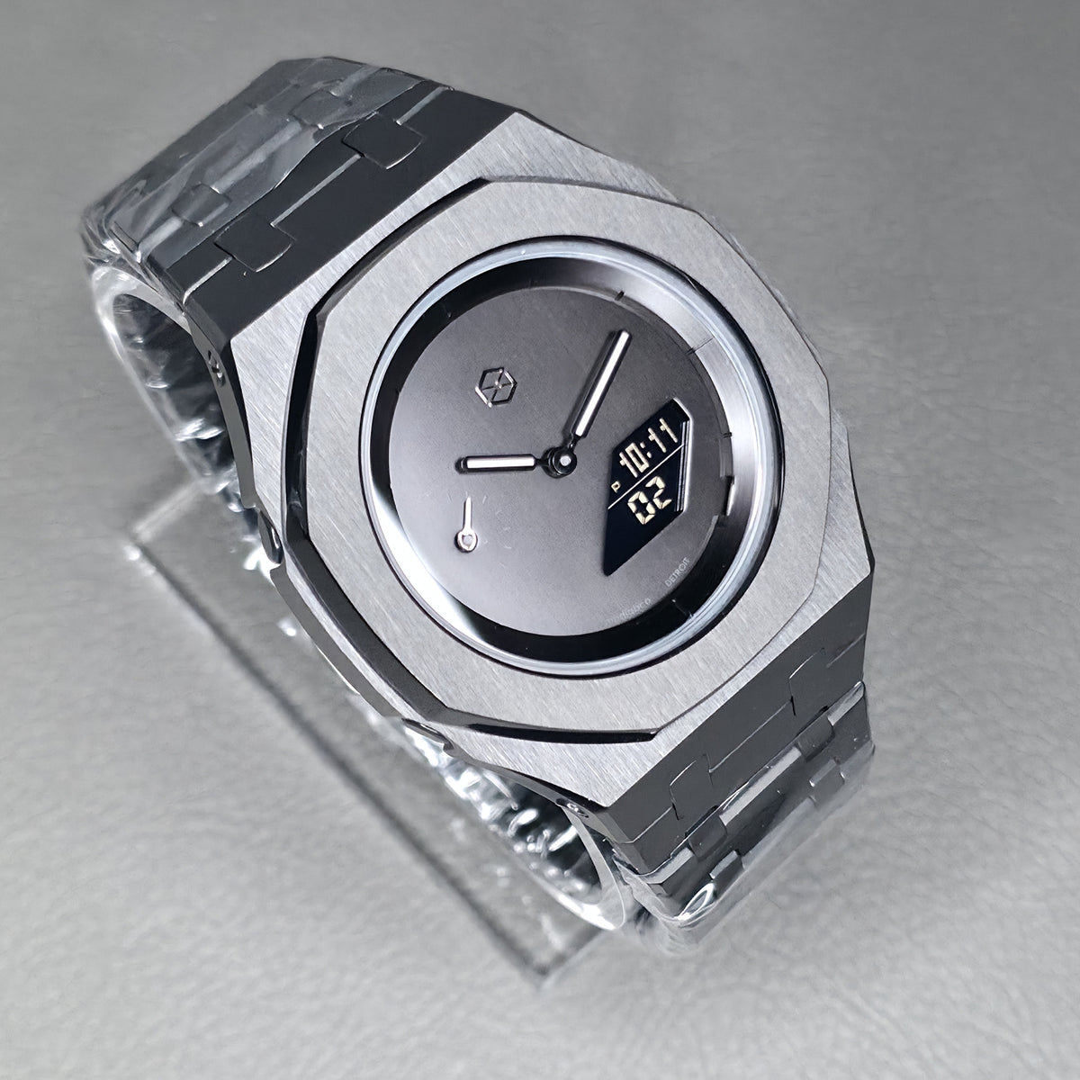 MLC 565 — side angle, black dial with digital window